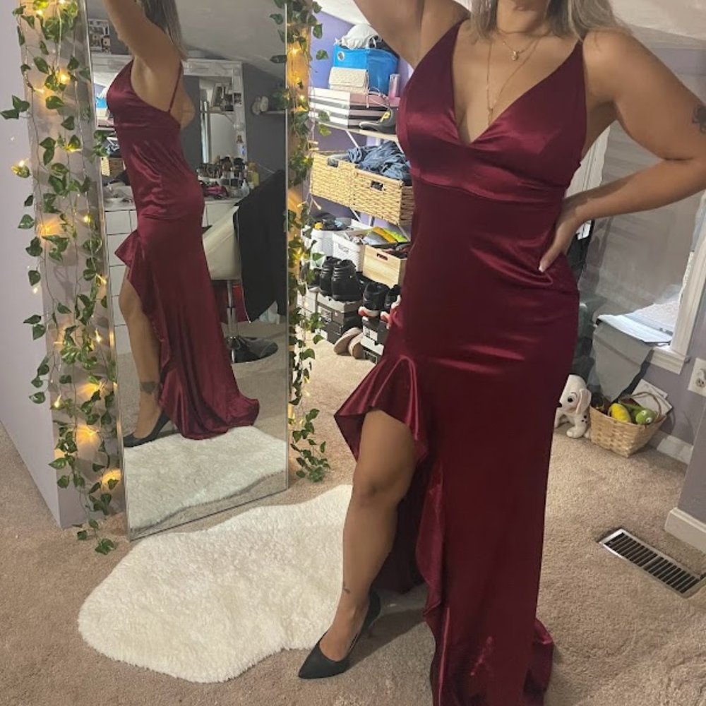 FASHION NOVA WINE DRESS W RUFFLED SLIT